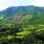 Equipo y ropa para senderismo en montañas de El Salvador
